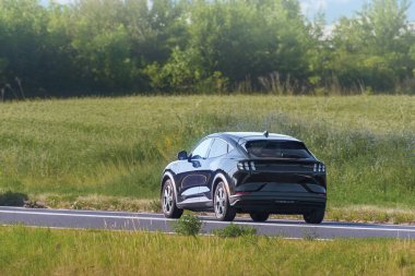 Sıfır emisyon elektrikli cip açık havada seyahat ediyor.