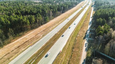 Otoyol trafiğinin panoramik hava görüntüsü