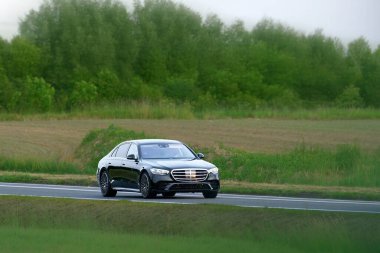 İşletme yöneticisi lüks sedan yolda gidiyor.