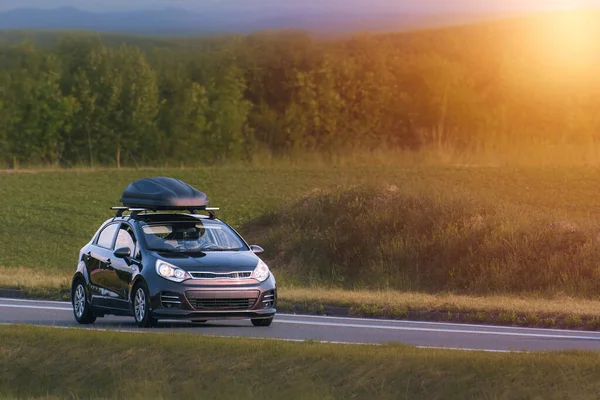 Tatil aracı kırsal alandan geçiyor.