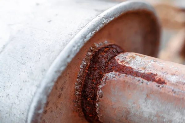 Aşınmış çelik borunun yakınlaştırılması