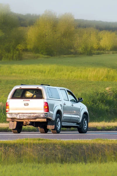Otoyolda modern özelliklere sahip hibrit SUV