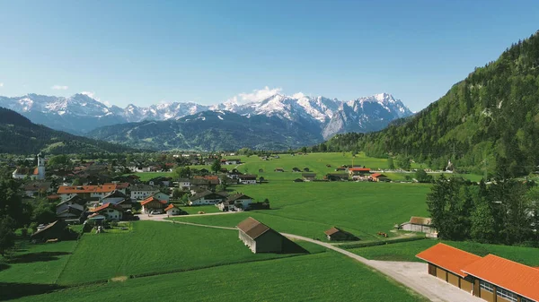 Karla kaplı dağların üzerinde güneşli bir gün