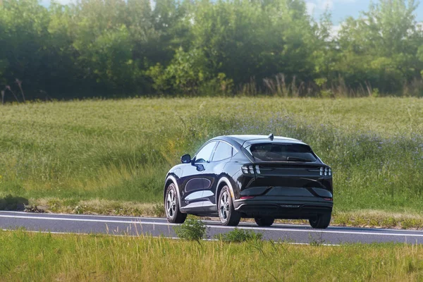 Sıfır emisyon elektrikli cip açık havada seyahat ediyor.