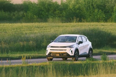 Manzaralı yaz gezisinde aile içi arazi aracı