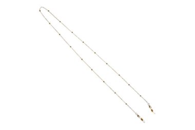 Beyaz arka planı olan şık cam kolyeler.