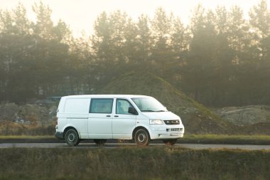 Lojistik minibüsü açık hava ayarında sürüyor.
