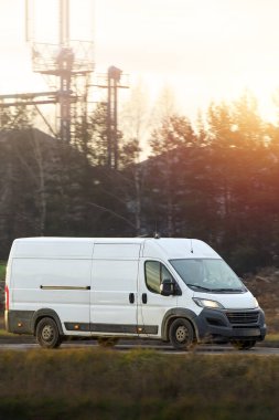 Şehir yolunda kurye kamyonu.