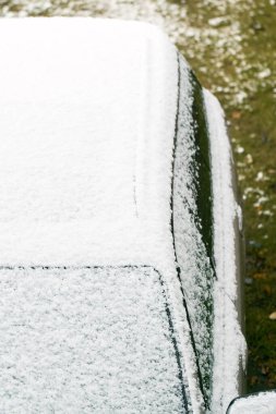 Kışın arabanın ön camında kalın buz tabakası