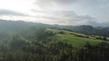 Güneşin doğuşunda sisler huzurlu vadiyi kaplıyor