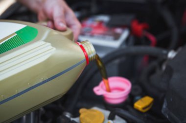 Pembe huniye taze motor yağı döküldü.