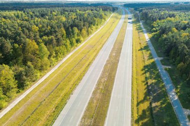 Özgürlüğün boş orman yolu sembolü