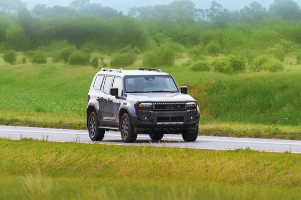 Kırsal yolda modern SUV 4x4
