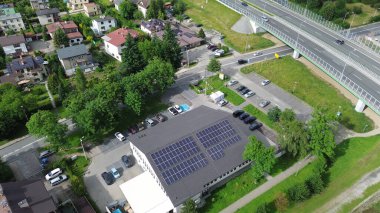 Yerleşim alanındaki bakkal tarafından kullanılan güneş enerjisi