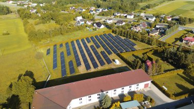 Endüstriyel üretim binaları yakınında modern güneş çiftliği