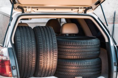 Bagajda yüksek performanslı lastiklerin depolanması