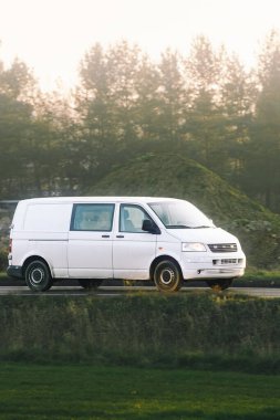 Kırsal çevrede gezinen servis aracı