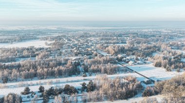 Kırsal evlerin ve donmuş yolların kış havası