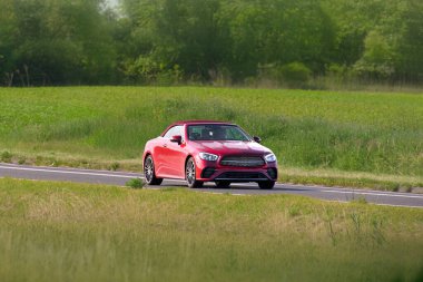 Asfalt yolda özel olarak kullanılan kırmızı bir yol.