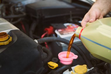 Araba tamiratı sırasında sentetik kayganlaştırıcı eklendi