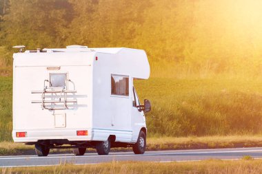 Beyaz karavan yeşil Avrupa kırsalında seyahat ediyor