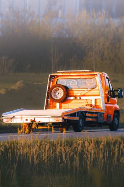 Yol kenarı acil nakliye aracı geri dönüyor.