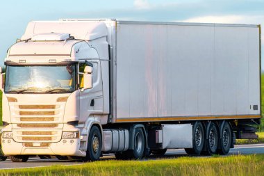 Kırsal yolda boş beyaz bir karavan.