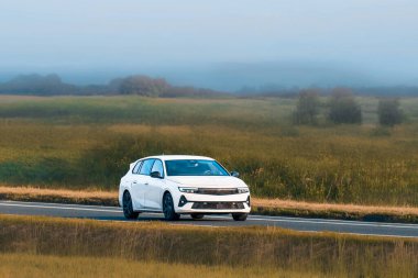 Açık kırsal yolda güçlü bir otomobil