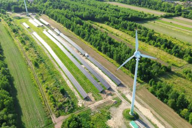 Rüzgar türbinleri ve güneş çiftliklerinin hava görüntüsü