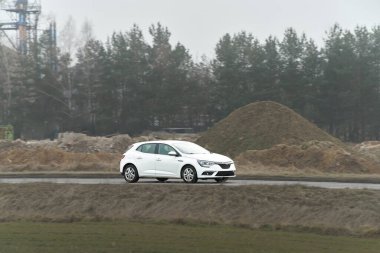 Doğada yakıt tasarruflu kompakt araba