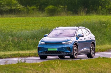 Eko bilinçli hafta sonu seyahati için elektrikli SUV