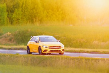 Asfalt yolda yüksek performanslı kapak sürücüsü