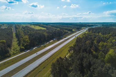 Parlak sonbahar kırsalında asfalt yol