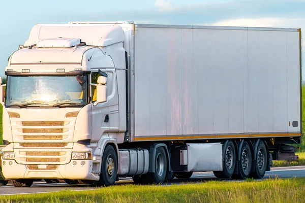 Kırsal yolda boş beyaz bir karavan.