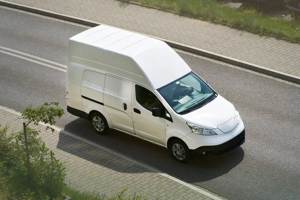 Doğayla çevrili bir yolda giden lojistik araç.