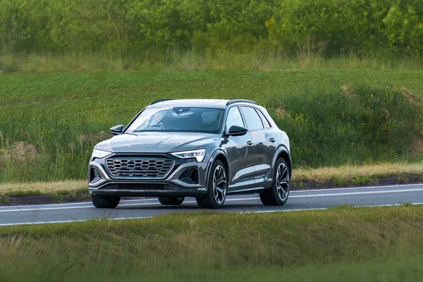 Otobanda hızlı giden etkili elektrikli cip.