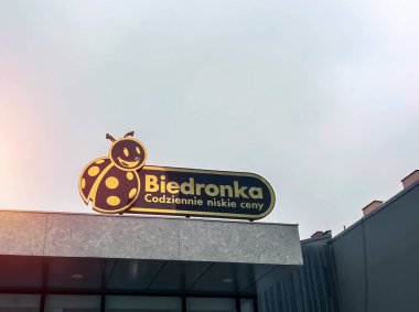Bir Biedronka süpermarketinin modern dış görünüşü 10.01.2026 Polonya, Avrupa