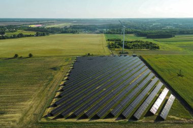 Güneş ve rüzgar enerjisi kullanan yenilenebilir enerji santrali