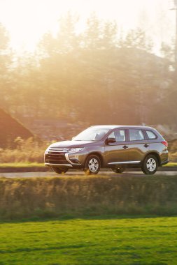 Spor SUV açık yolda ilerliyor.