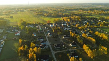 Manzaralı bir sonbahar kırsalında güzel bir gökyüzü
