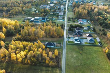 Açık bir günde sakin bir köy mahallesi