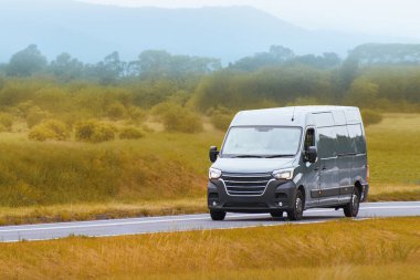 Nakliye ve lojistik hizmetleri için beyaz otomatik sürüş