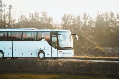 Beyaz yolcu aracıyla sahne sürüşü