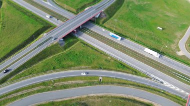 Otoyol kavşağındaki kamyonların hava görüntüsü