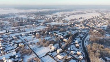 Barışçıl bir kırsal kesimin soğuk hava görüntüsü