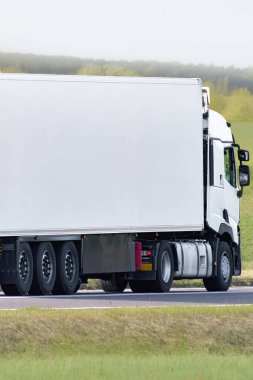 Kırsal yolda boş beyaz bir karavan.