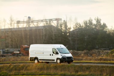 Kargo aracı, malları otoyolda taşıyor.