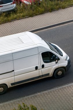 Ülke yolunda beyaz panelvan