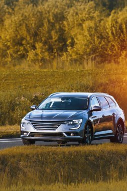 Yüz gerdirme modeli, sessiz yolda ilerliyor.