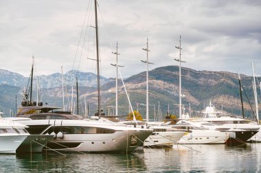 Dağ limanı manzaralı modern yatlar.